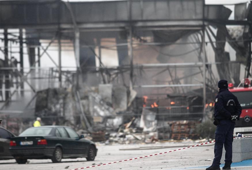 Εικόνες θλίψης και καταστροφής στο εργοστάσιο «Βιολάντα» μετά την πύρινη κόλαση