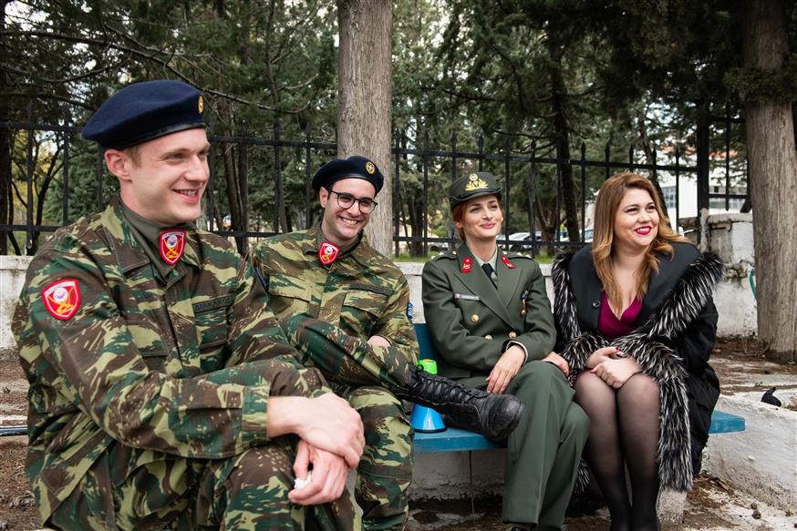 Οι Λουκάς  Κυριαζής,  Ιαν Στρατής,  Μαρία  Κωνσταντάκη  και Μαριέλλα Σαββίδου  σε διάλειµµα  από τα γυρίσµατα του «Army Baby»