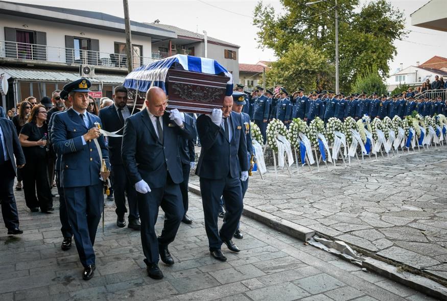 Κηδεία Δημήτρη Πέτρου (ΛΕΩΝΙΔΑΣ ΜΠΑΚΟΛΑΣ/EUROKINISSI) Κηδεία Δημήτρη Πέτρου (ΛΕΩΝΙΔΑΣ ΜΠΑΚΟΛΑΣ/EUROKINISSI)