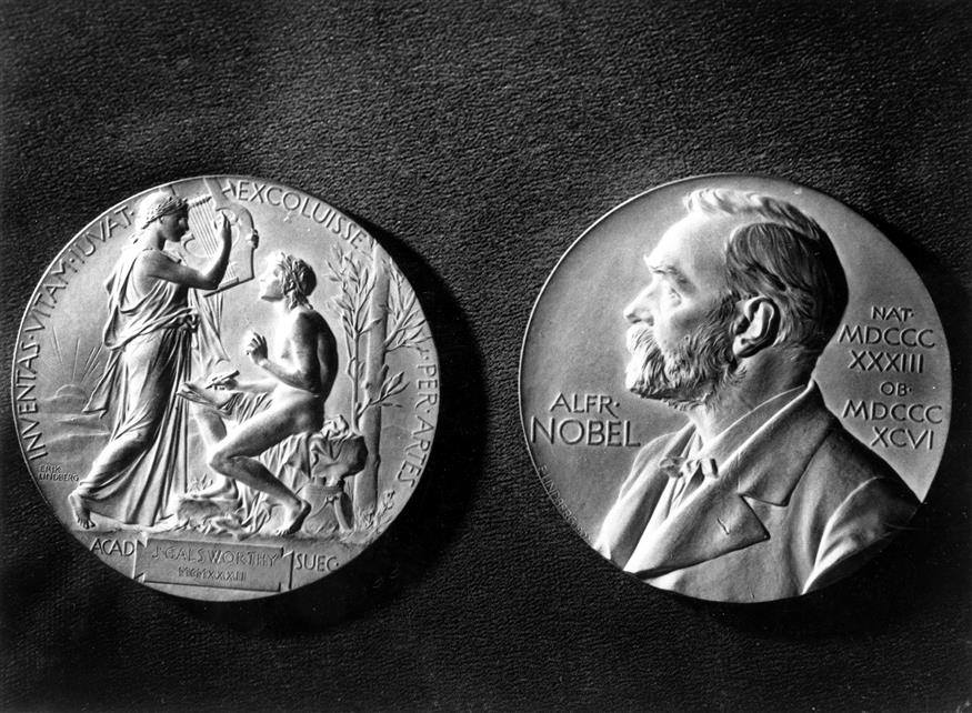 Το μετάλλιο που απονέμει η Σουηδική Ακαδημία στους νικητές του Νόμπελ Λογοτεχνίας/ AP PHOTOS