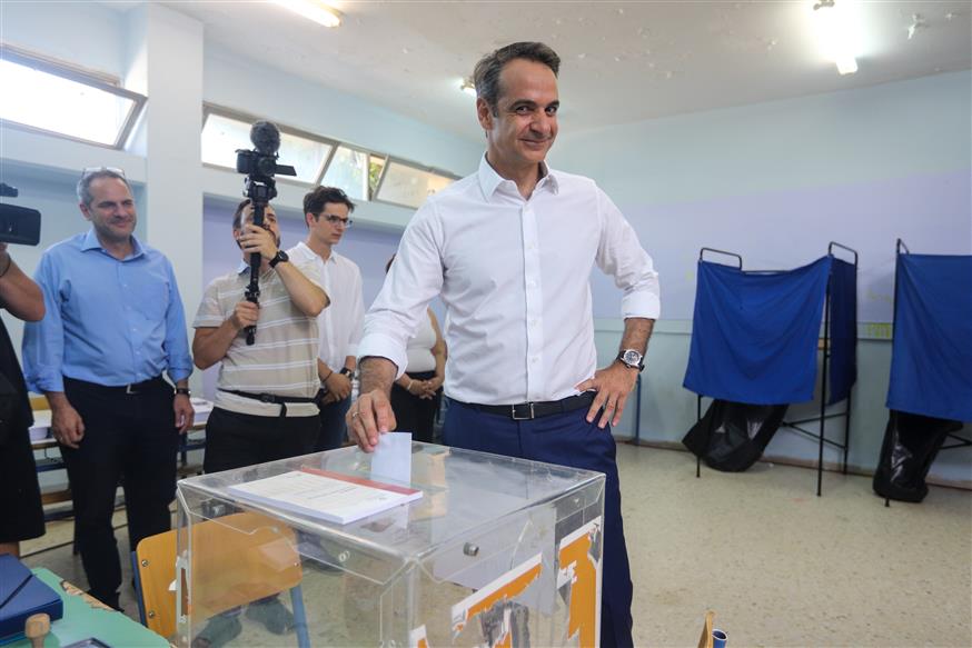 Ο Κυριάκος Μητσοτάκης την ώρα της ψήφου/Eurokinissi