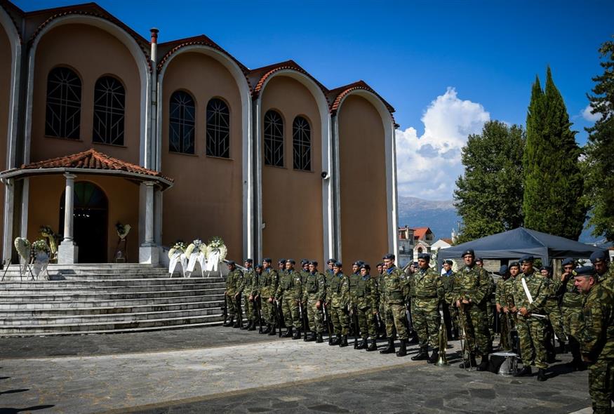 Κηδεία Δημήτρη Πέτρου (ΛΕΩΝΙΔΑΣ ΜΠΑΚΟΛΑΣ/EUROKINISSI) Κηδεία Δημήτρη Πέτρου (ΛΕΩΝΙΔΑΣ ΜΠΑΚΟΛΑΣ/EUROKINISSI)