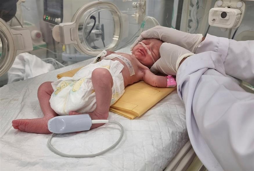 Το μωρό που γεννήθηκε στη Ράφα (AP Photo/Mohammad Jahjouh)