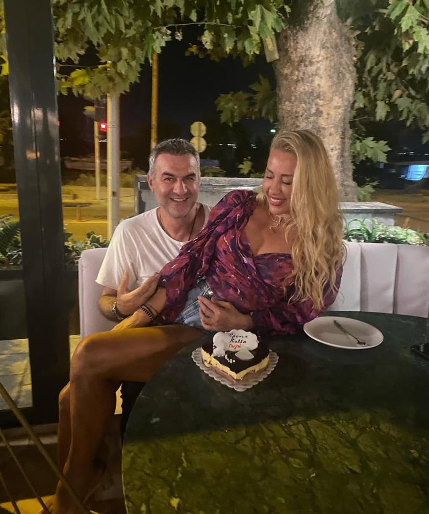 Η Γωγώ Μαστροκώστα με τον σύντροφό της, Τραϊανό Δέλλα (Copyright: Instagram)