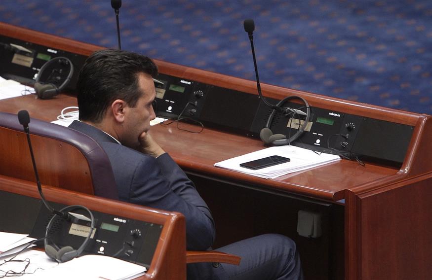 Ο Ζόραν Ζάεφ (προβληματισμένος) στη Βουλή των Σκοπίων (AP Photo/Boris Grdanoski)