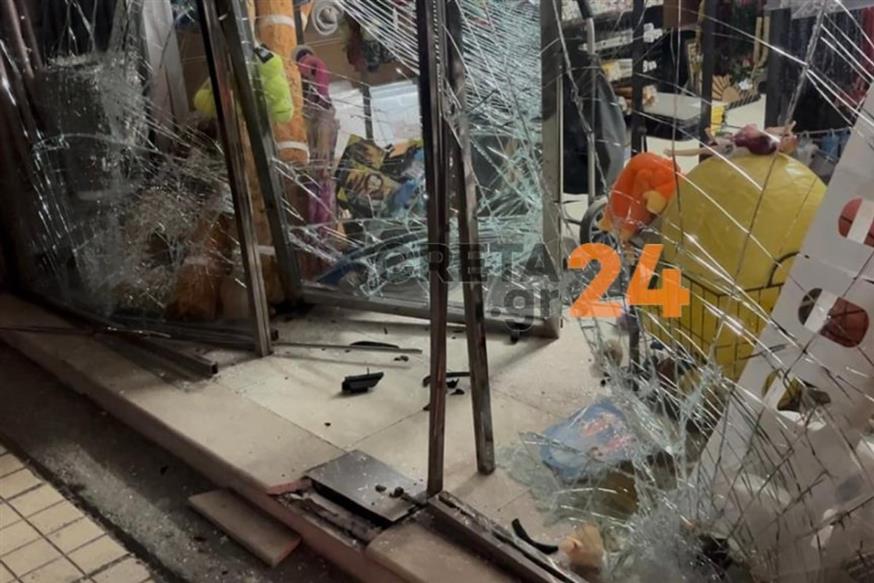 Αυτοκίνητο έπεσε σε κατάστημα στο Ηράκλειο (creta24.gr)