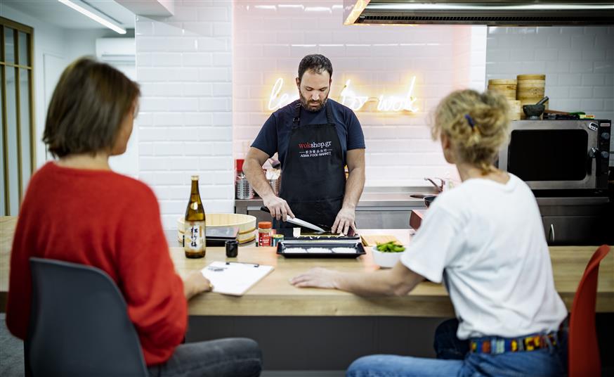 Τα πριβέ μαθήματα μαγειρικής της σειράς Learn to Wok πραγματοποιούνται στις ανοιχτές κουζίνες των καταστημάτων / φωτογραφία: Αρσένης Μιάρης