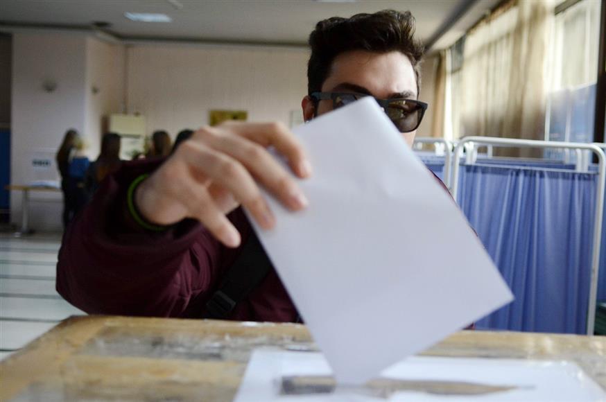 Φοιτητής ψηφίζει κατά τις εκλογές (ΜΟΤΙΟΝΤΕΑΜ/ΑΧΙΛΛΕΑΣ ΠΑΓΟΥΡΤΖΗΣ)