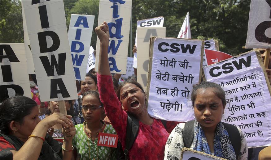 Διαμαρτυρία γυναικών για τους βιασμούς στην Ινδία (AP Photo)