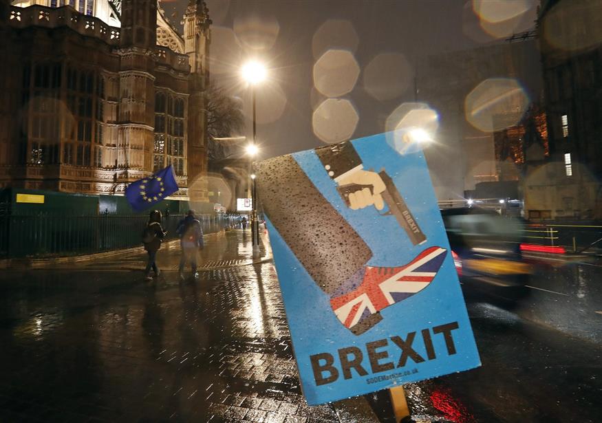To Brexit, κατά πολλούς, θυμίζει εκείνον που πυροβολεί τα πόδια του (AP Photo/Alastair Grant)