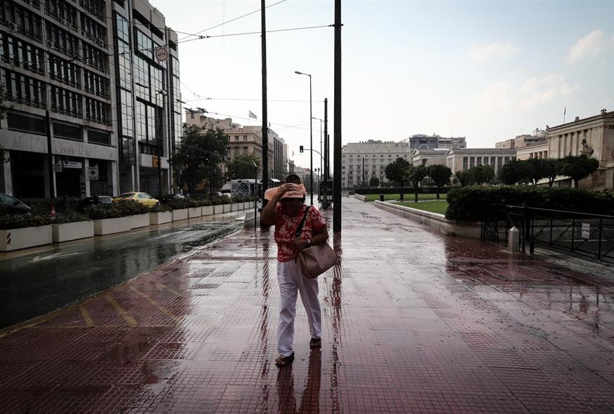 Βροχή εν μέσω καλοκαιριού στο κέντρο της Αθήνας (EUROKINISSI / ΒΑΣΙΛΗΣ ΡΕΜΠΑΠΗΣ)