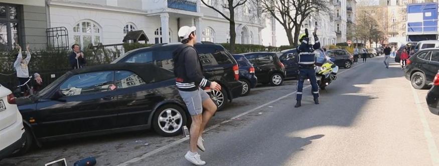 Ένας νεαρός γυμναστής φροντίζει για την φυσική κατάσταση των γειτόνων του(copyright :Deutsche Welle)
