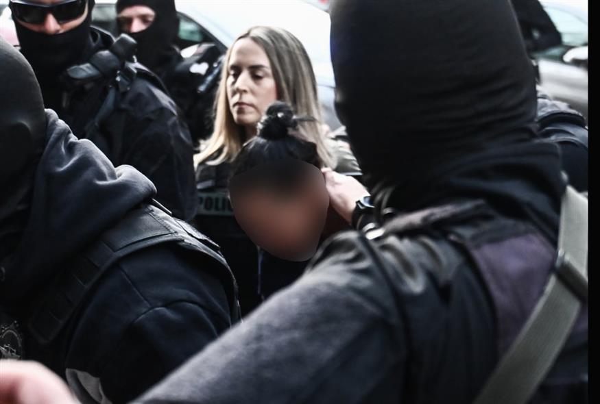 Φωτογραφία από τη στιγμή μεταφοράς της κατηγορούμενης (ΚΩΣΤΑΣ ΤΖΟΥΜΑΣ/EUROKINISSI)