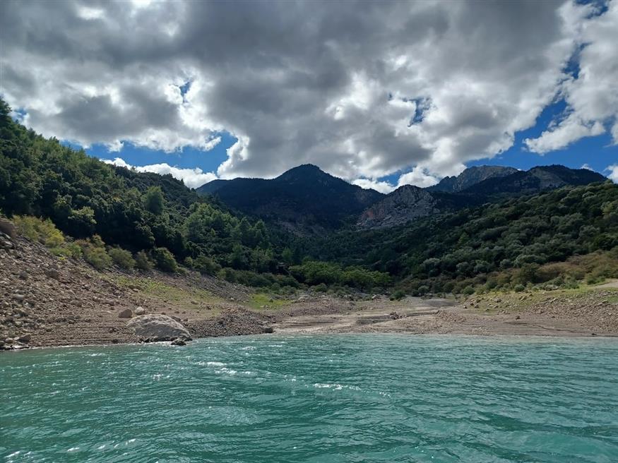 Λίμνη Κρεμαστών, όταν κρύβεται ο ήλιος | © Χριστίνα Τσαμουρά Λίμνη Κρεμαστών, όταν κρύβεται ο ήλιος | © Χριστίνα Τσαμουρά