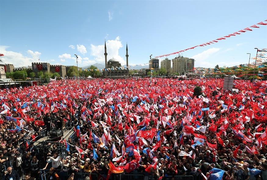 Στιγμιότυπο από τη μεγάλη προεκλογική συγκέντρωση του Ρετζέπ Ταγίπ Ερντογάν στην Κωνσταντινούπολη (twitter/RTErdogan)