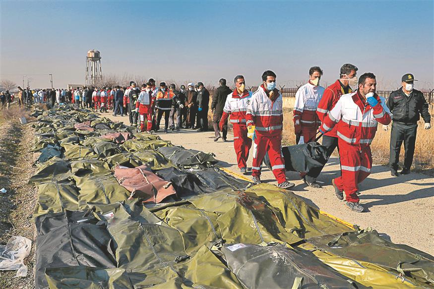 Παρατεταγµένα σε σειρά τα άψυχα σώµατα των 176 ανθρώπων που σκοτώθηκαν στη µοιραία πτήση από την Τεχεράνη µε προορισµό το Κίεβο