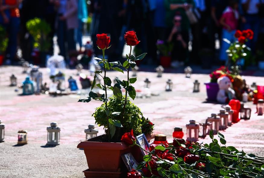 Μνημείο θυμάτων Τεμπών