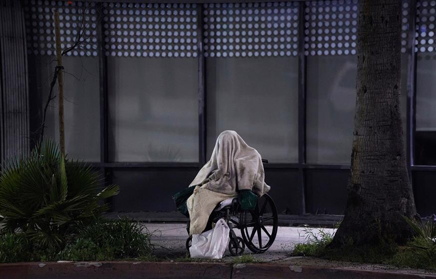 Άστεγος στη βροχή στο Λος Άντζελες/AP Images