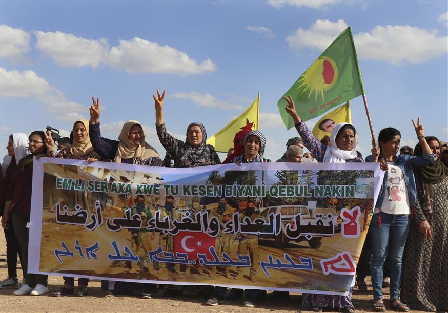 Κούρδοι διαδηλώνουν κατά της τουρκικής εισβολής (ap)