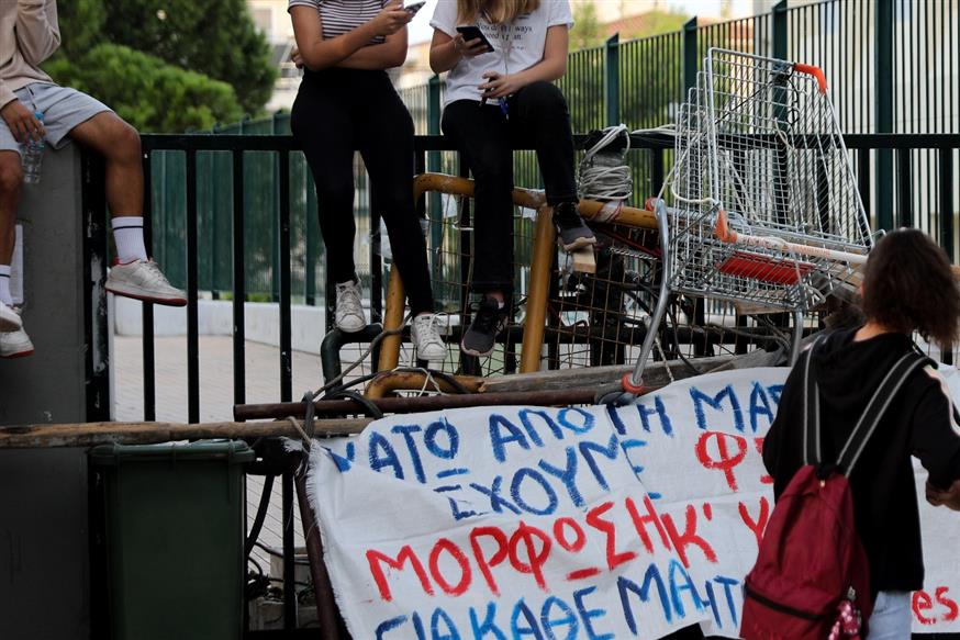 Μαθητές στα κάγκελα, κυριολεκτικά, ένα πανό που κάτι λέει για μόρφωση. Η είσοδος μιας κατάληψης σχολείου (Eurokinissi)