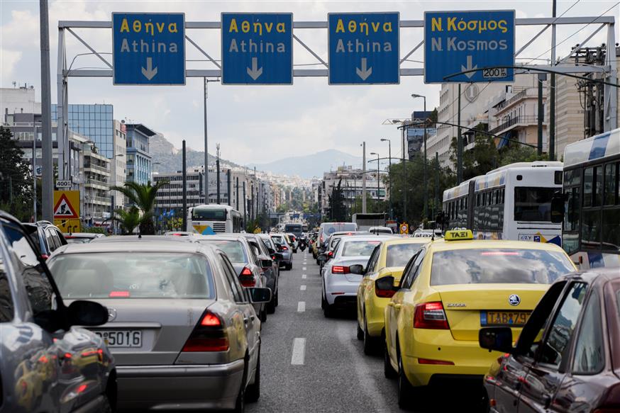 Κυκλοφοριακό κομφούζιο στη λεωφόρο Συγγρού (φωτογραφία αρχείου - copyright: Eurokinissi)