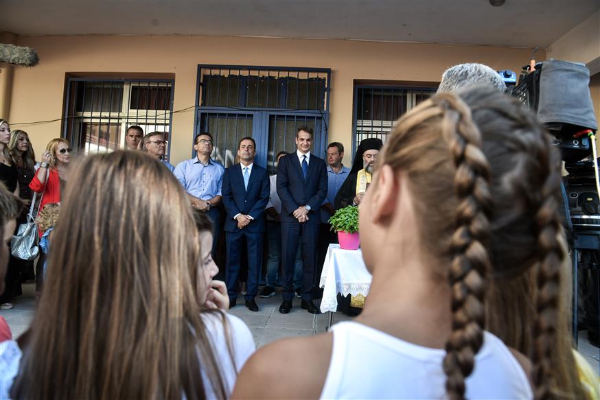 Πρώτη μέρα στο σχολείο και ο πρωθυπουργός πήγε στον αγιασμό σχολείου στο Γαλάτσι (copyright: Eurokinissi/Τατιάνα Μπόλαρη)