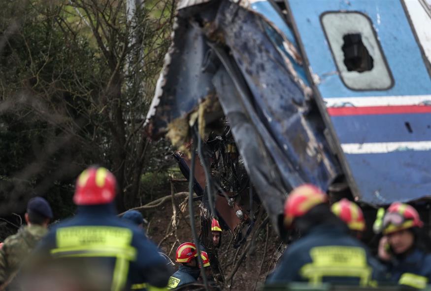 Επιχειρήσεις στον τόπο του δυστυχήματος στα Τέμπη/ Eurokinissi-AP