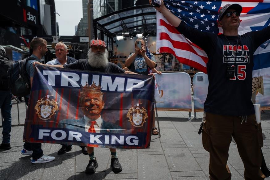 Βασιλιάς ο Τραμπ για κάποιους! /copyright Ap Photos.
