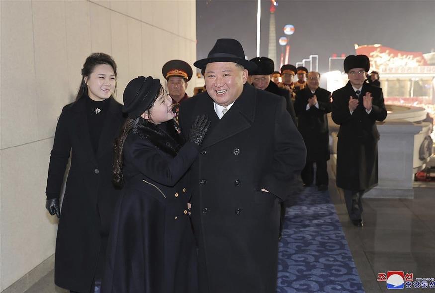 Ο Βορειοκορεάτης ηγέτης, Κιμ Γιονγκ Ουν, με την κόρη του, Γιου Αε (Associated Press)
