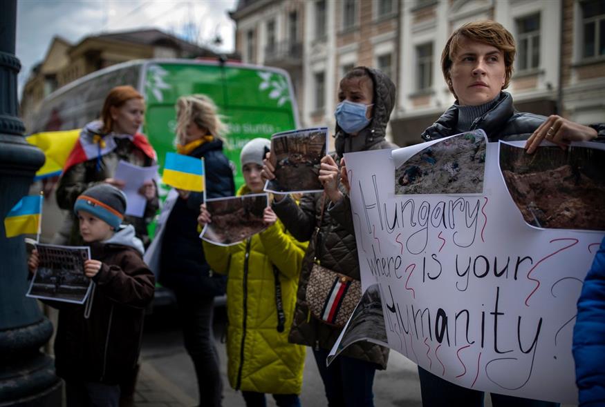 Ο κόσμος συμμετέχει σε διαμαρτυρία κατά της ρωσικής εισβολής στην Ουκρανία στο Βίλνιους της Λιθουανίας / AP Photo/Mindaugas Kulbis