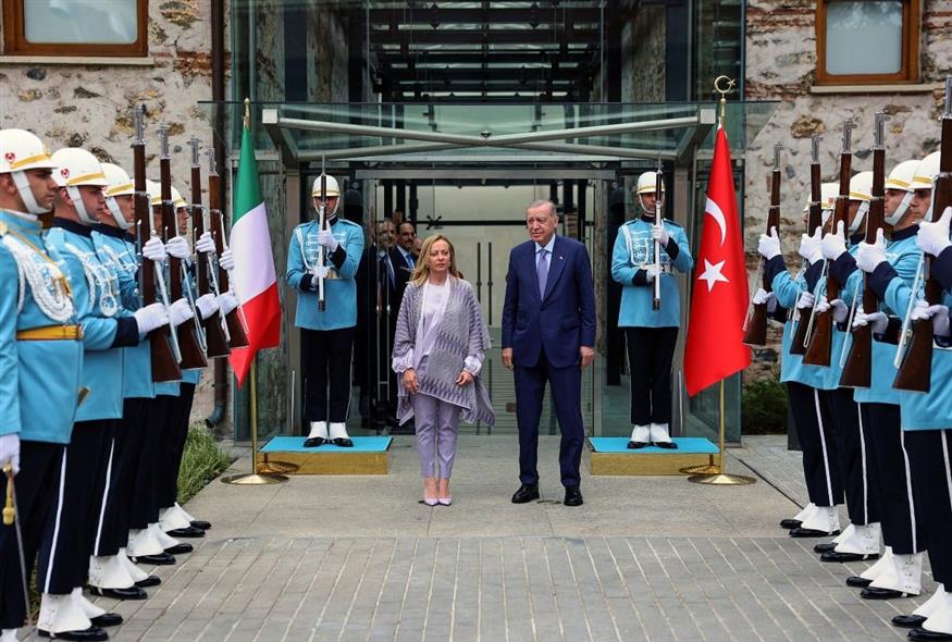 Τζόρτζια Μελόνι και Ρετζέπ Ταγίπ Ερντογάν πριν τη Σύνοδο της Κωνσταντινούπολης (Associated Press)