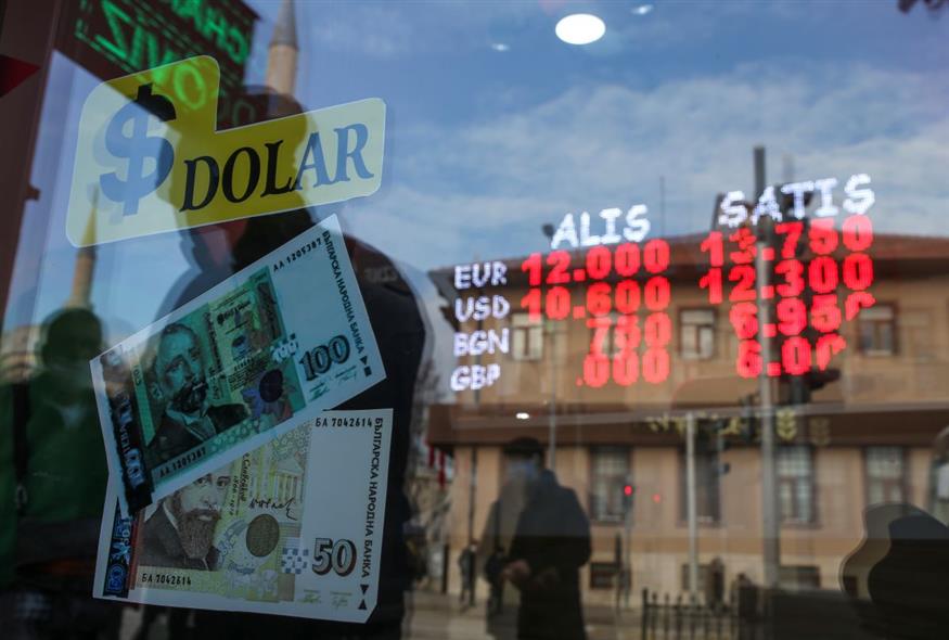 Ανταλλακτήριο νομισμάτων στην Τουρκία/Associated Press