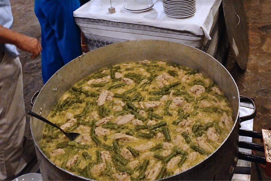 Μια μεγάλη κατσαρόλα γεμάτη φιλετάκια λεοντόψαρου μαγειρεμένα σε κρεμμυδόζουμο με κολοκυθάκια | © Χριστίνα Τσαμουρά Μια μεγάλη κατσαρόλα γεμάτη φιλετάκια λεοντόψαρου μαγειρεμένα σε κρεμμυδόζουμο με κολοκυθάκια | © Χριστίνα Τσαμουρά