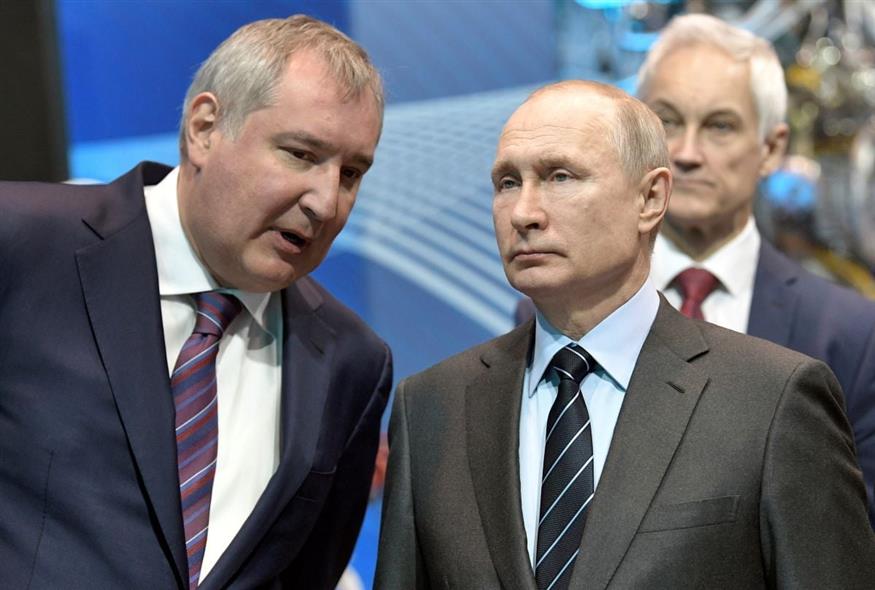 O Ντμίτρι Ρογκόζιν με τον Βλαντιμίρ Πούτιν (Alexei Nikolsky, Sputnik, Kremlin Pool Photo via AP, File)