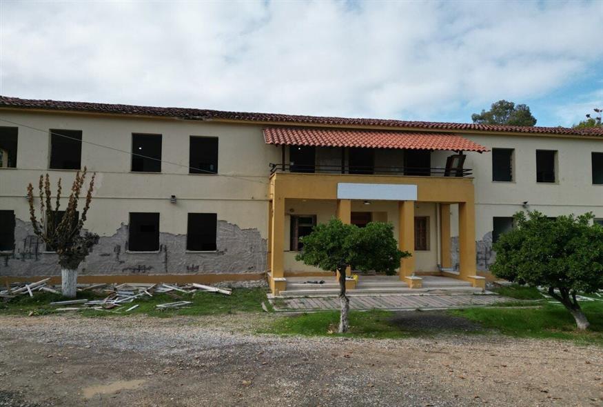 Το κεντρικό κτίριο που διαχρονικά ήταν το διοικητήριο και στέγαζε τις διοικήσεις