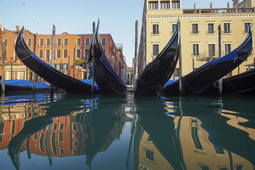 Γόνδολες χωρίς τουρίστες στη Βενετία (AP Photo/Andrew Medichini)