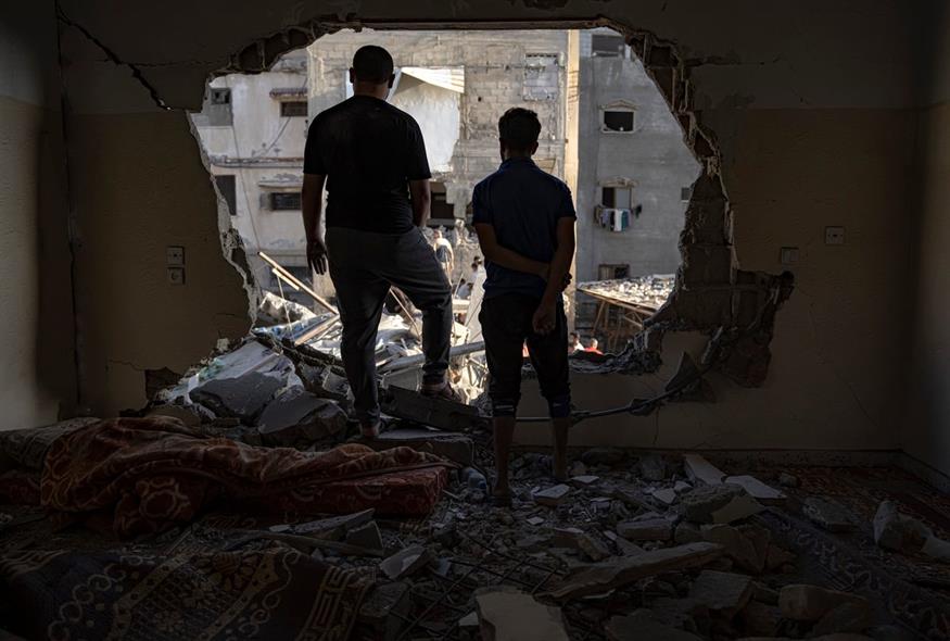 Συντρίμμια από βομβαρδισμό στη Γάζα (AP Photo/Fatima Shbair)