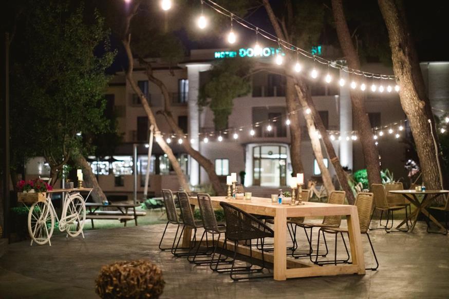 Το Kastri Gardens στήνει τα τραπέζια του στο αλσύλλιο που «αγκαλιάζει» το ξενοδοχείο