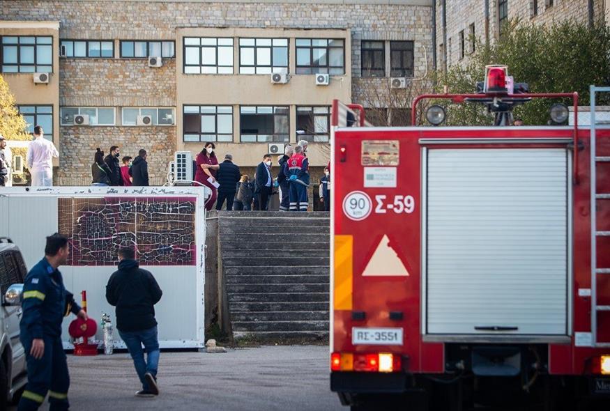 Δύο οι νεκροί από τη φωτιά που ξέσπασε στο νοσοκομείο Παπανικολάου στη Θεσσαλονίκη (Eurokinissi)