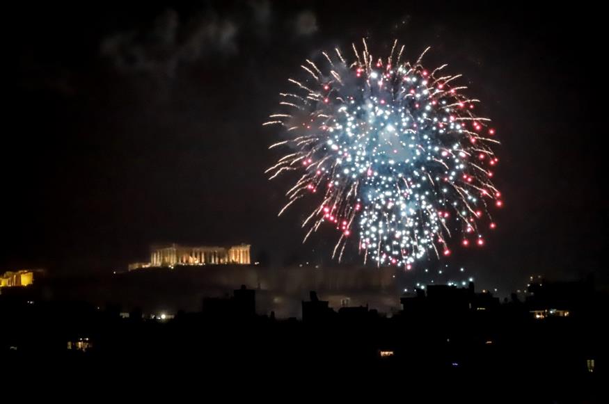 Πυροτεχνήματα στον ουρανό της Αθήνας με την αλλαγή του χρόνου (EUROKINISSI/ΓΙΩΡΓΟΣ ΚΟΝΤΑΡΙΝΗΣ)