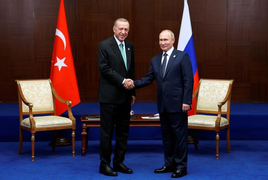 Φωτογραφία από προηγούμενη συνάντηση του Ρώσου προέδρου με τον Τούρκο ομόλογό του (Vyacheslav Prokofyev, Sputnik, Kremlin Pool Photo via AP)