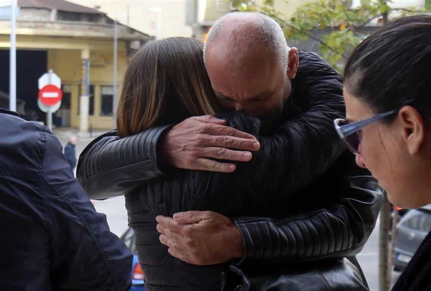 Ο πατέρας της 21χρονης Έμμας αγκαλιά με τη γυναίκα που πήρε τον νεφρό της (ΙΝΤΙΜΕ/ΜΩΥΣΙΑΔΗΣ ΓΙΑΝΝΗΣ)