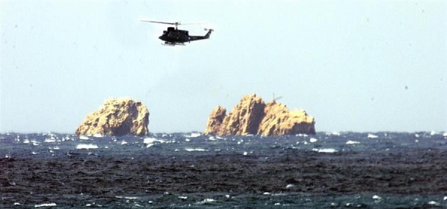 Ελικόπτερο του Πολεμικού Ναυτικού αναζητεί επιζώντες πάνω από τις Πόρτες/ copyright AΠΕ ΜΠΕ