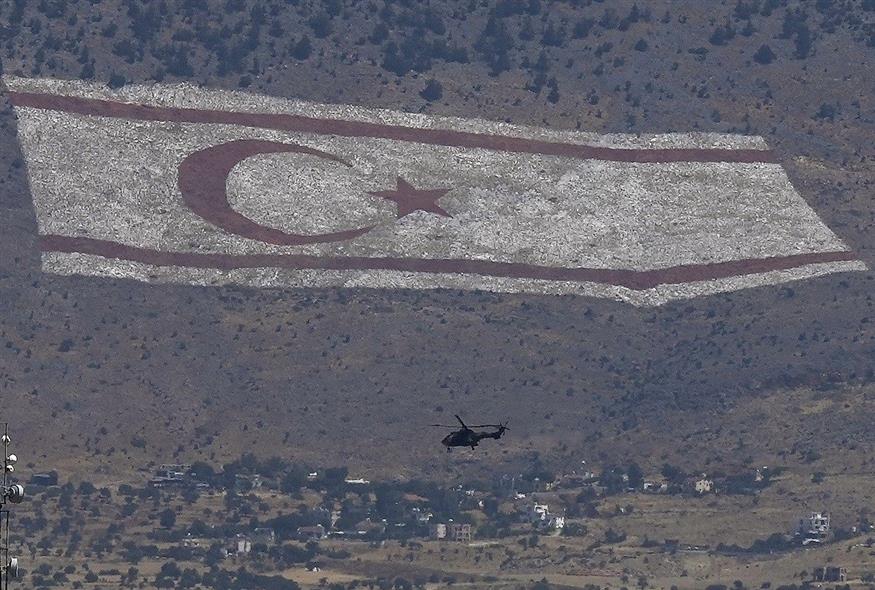 Σημαία του ψευδοκράτους στον Πενταδάχτυλο της Κύπρου (Associated Press)