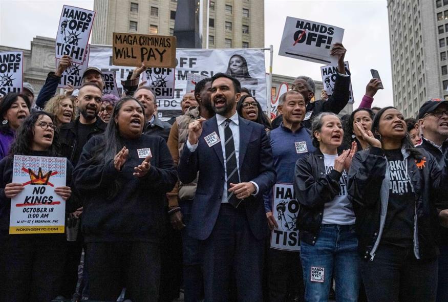 Ο Ζοράν Μαμντάνι στα πλαίσια κινητοποίησης με τον λαό της Νέας Υόρκης (Yuki Iwamura/AP)