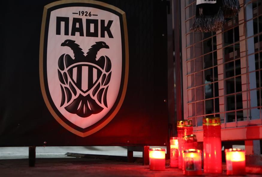 Βουβός πόνος στην Τούμπα για τους επτά νεκρούς οπαδούς του ΠΑΟΚ - Σιωπηλός φόρος τιμής από παίκτες, προπονητή, διοίκηση και κόσμο