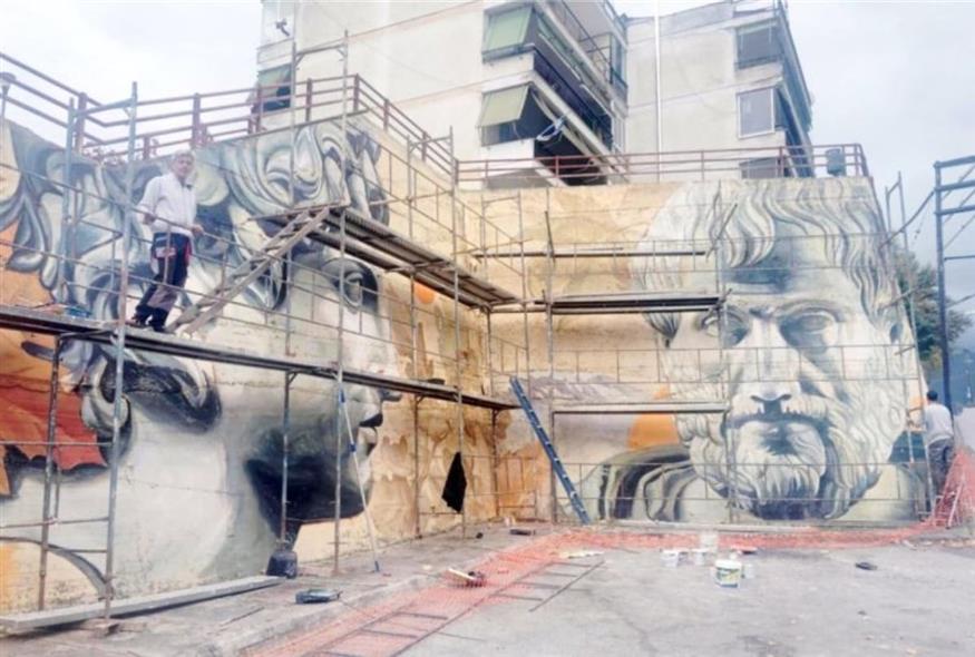 Μέγας Αλέξανδρος και Αριστοτέλης «κοσμούν» τις εργατικές κατοικίες Νάουσας (laosnews.gr)
