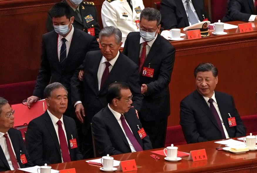 Η ασφάλεια απομάκρυνε από την αίθουσα του συνεδρίου του ΚΚ τον πρώην πρόεδρο της Κίνας, Χου Ζιντάο/Ap Photos