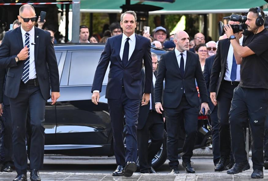 Ο Κυριάκος Μητσοτάκης στην κηδεία του Σαββόπουλου (ΙΝΤΙΜΕ)