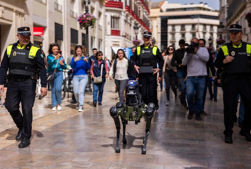 Σκύλος-ρομπότ εντοπίζει τροχαίες παραβάσεις στη Μάλαγα (efe.com)